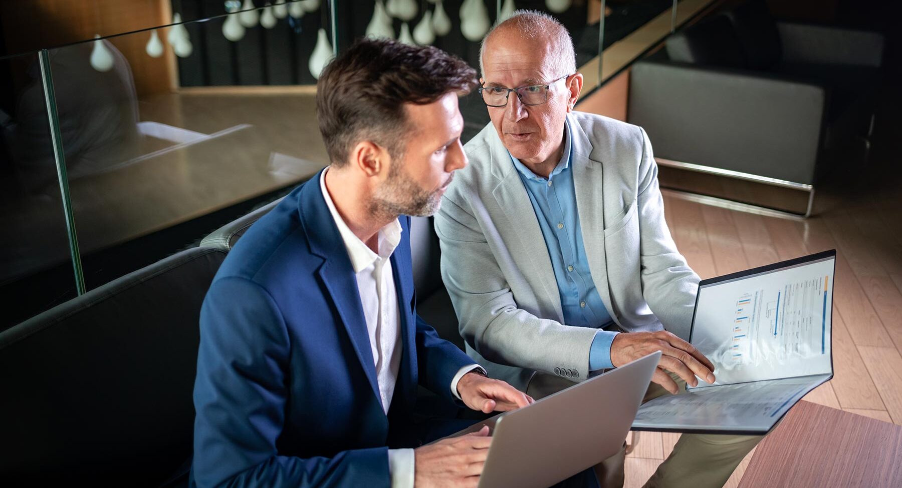 business people having meeting in modern office in jhhwl8d